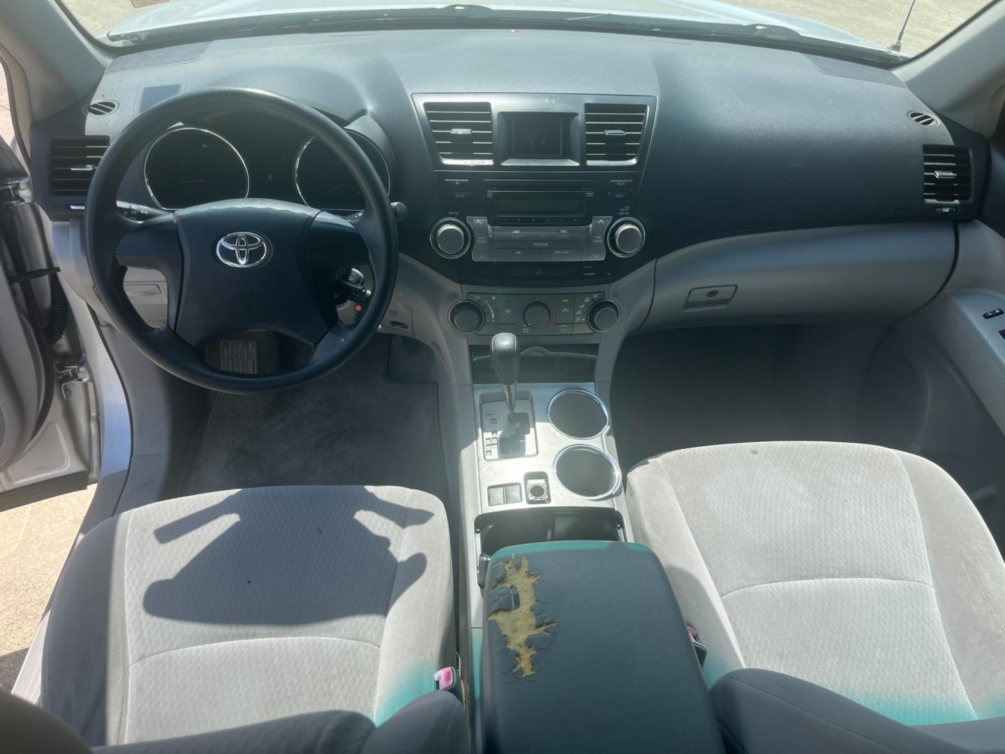 2009 SILVER /gray Toyota Highlander Base 2WD (JTEDA41A192) with an 3.5L V6 DOHC 24V engine, 5-Speed Automatic transmission, located at 14700 Tomball Parkway 249, Houston, TX, 77086, (281) 444-2200, 29.928619, -95.504074 - Photo#10
